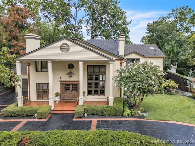 view of front facade with a front yard