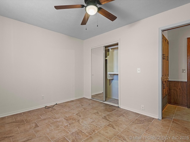 unfurnished bedroom featuring ceiling fan and a closet