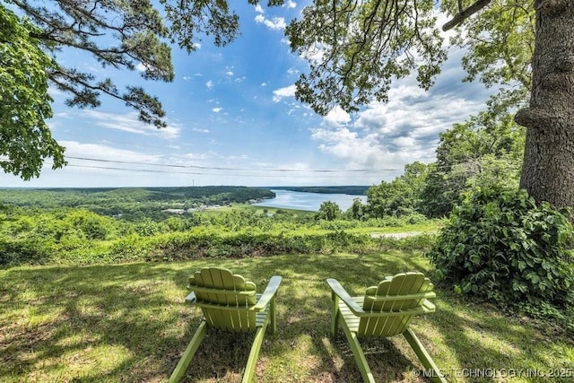 view of yard featuring a water view