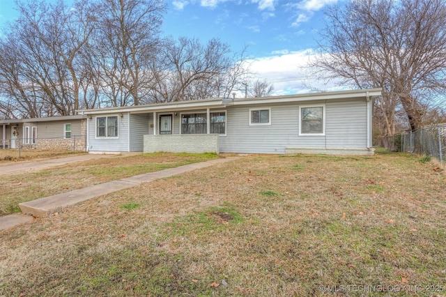 ranch-style home featuring a front lawn