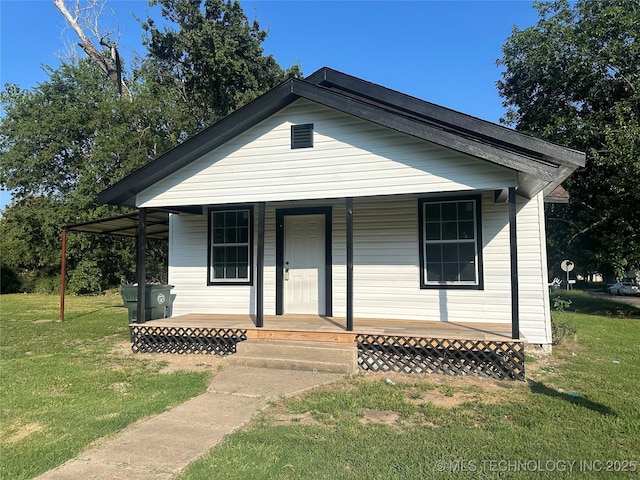 view of front facade featuring a front yard and covered porch