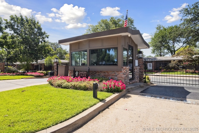 view of front of home featuring a front yard