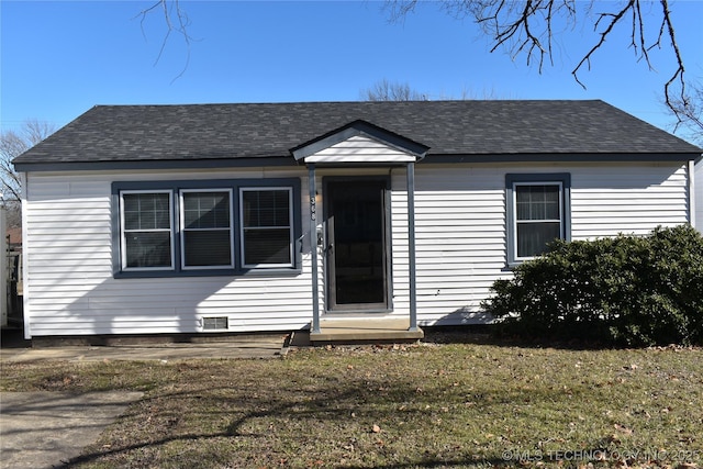 view of front of home featuring a front lawn