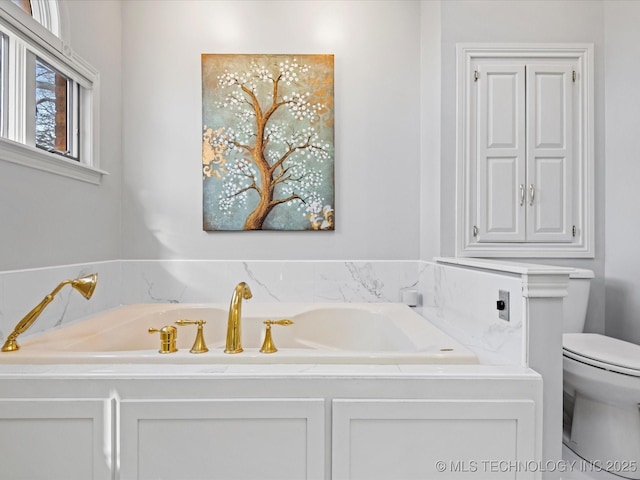 bathroom featuring toilet and a bathtub