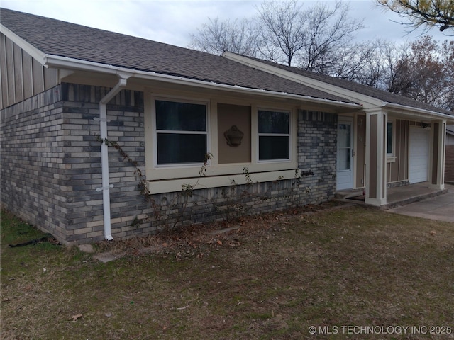 view of side of property featuring a lawn