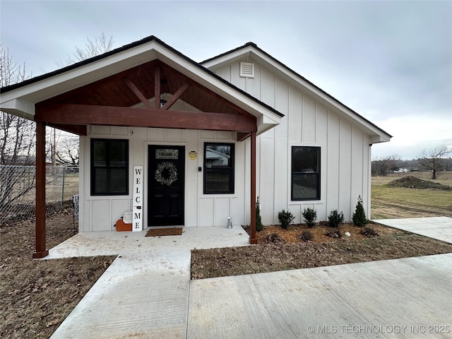 view of front of house with covered porch