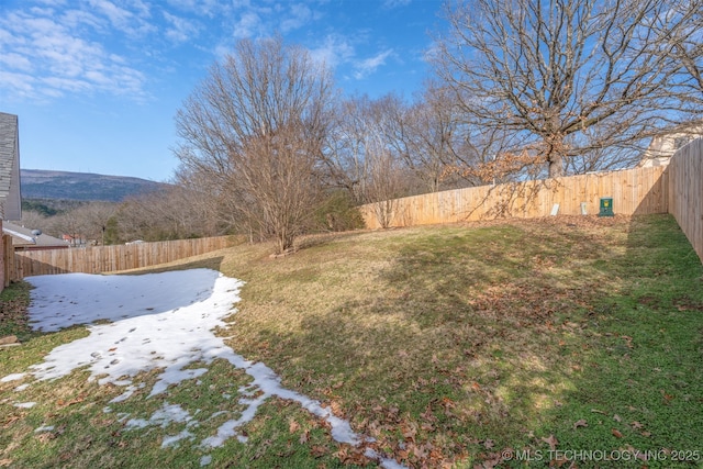 view of yard featuring a mountain view