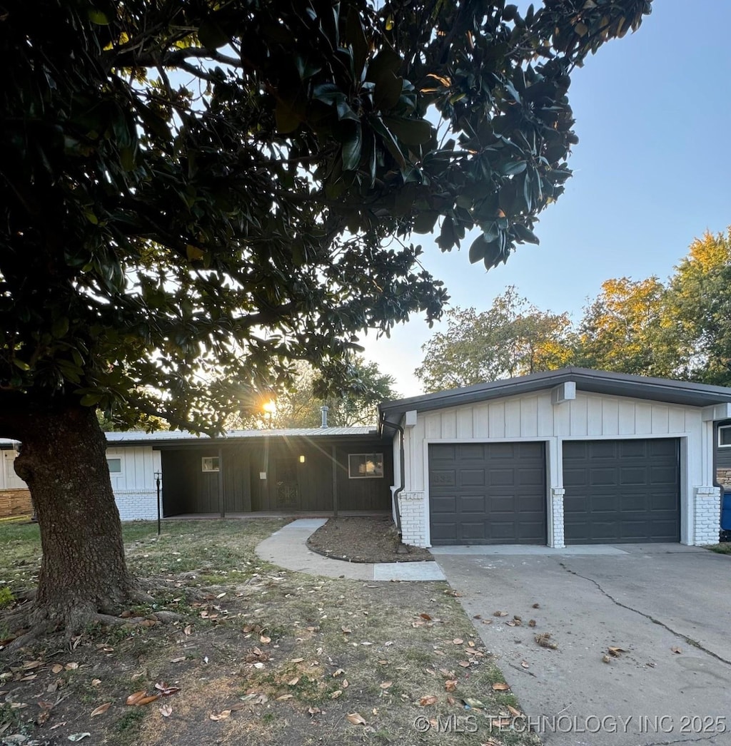 view of front of home featuring a garage