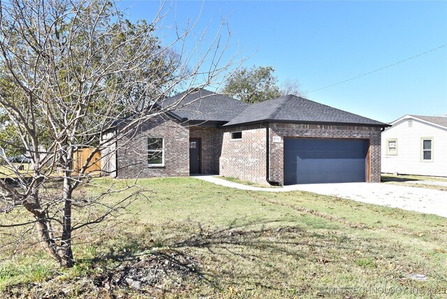 view of front of house featuring a front lawn and a garage