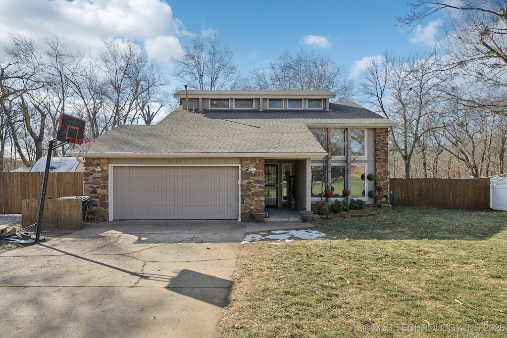 view of front property featuring a garage and a front yard