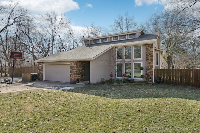 view of front facade featuring a garage and a front yard