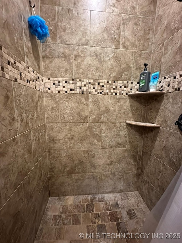 bathroom featuring tiled shower