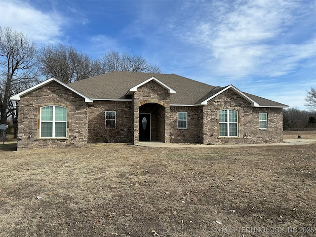 view of front facade with a front yard