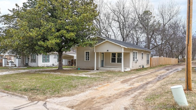 view of front of house featuring a front yard, a porch, and a carport