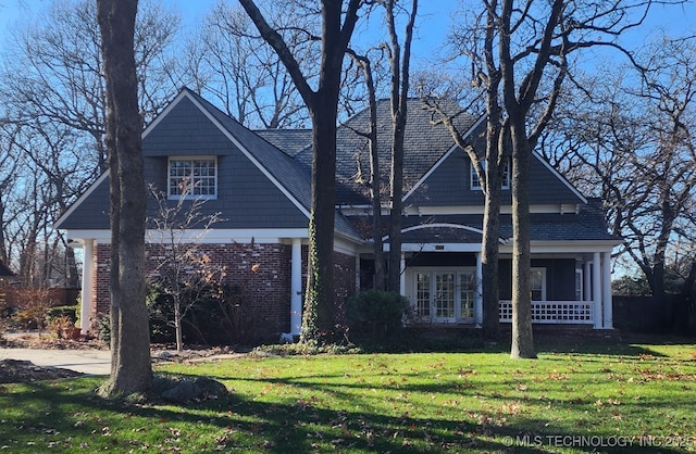 view of front facade with a front lawn