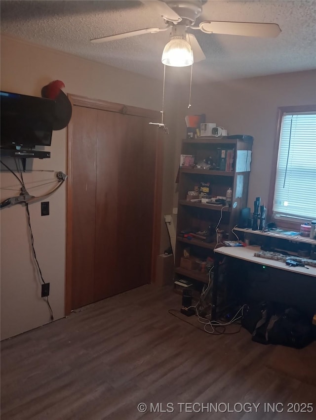 office area with ceiling fan, a textured ceiling, and hardwood / wood-style flooring