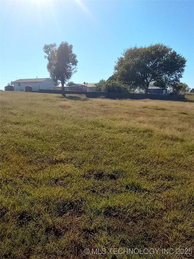 view of yard featuring a rural view