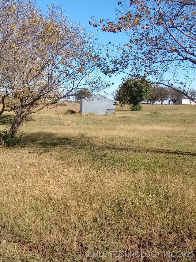 view of yard featuring a rural view