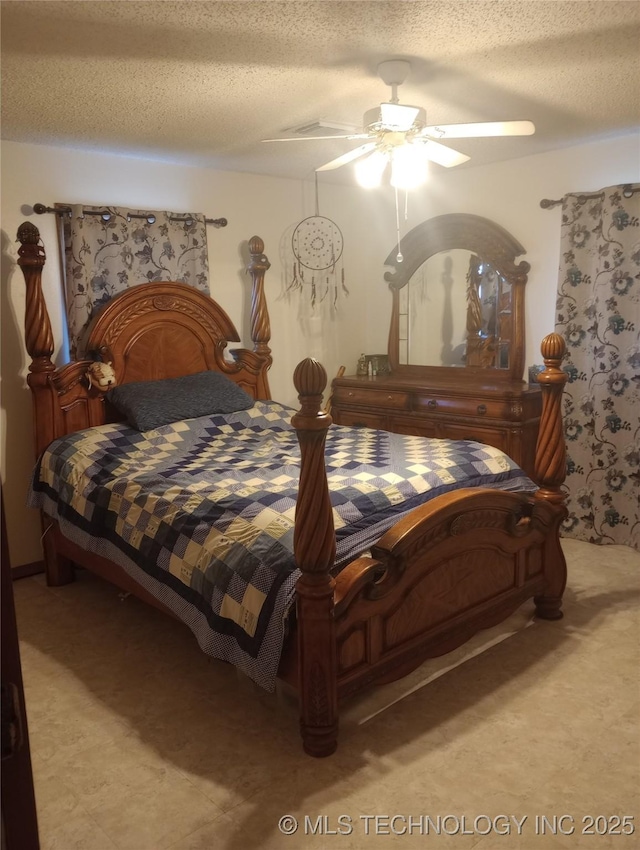 bedroom featuring ceiling fan and a textured ceiling