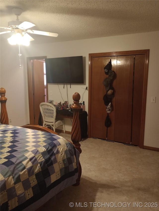 bedroom featuring ceiling fan, a textured ceiling, and a closet