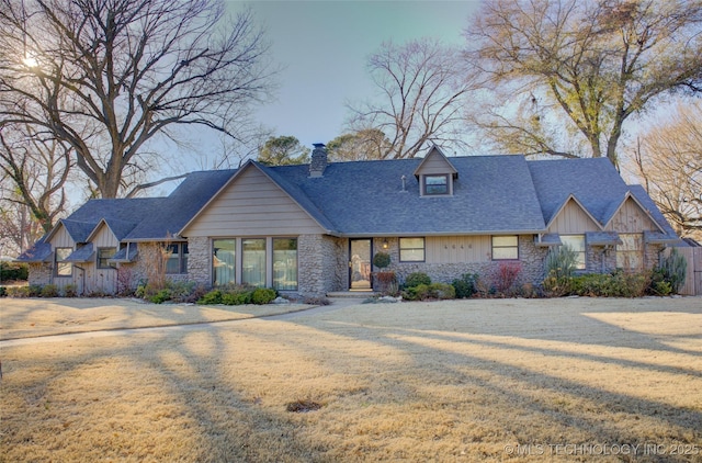 view of front of property featuring a front yard