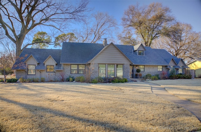 view of front of property featuring a front yard