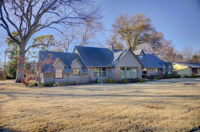 view of front of house featuring a front yard