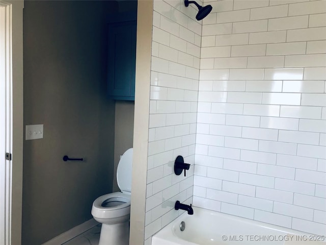 bathroom with tiled shower / bath and toilet