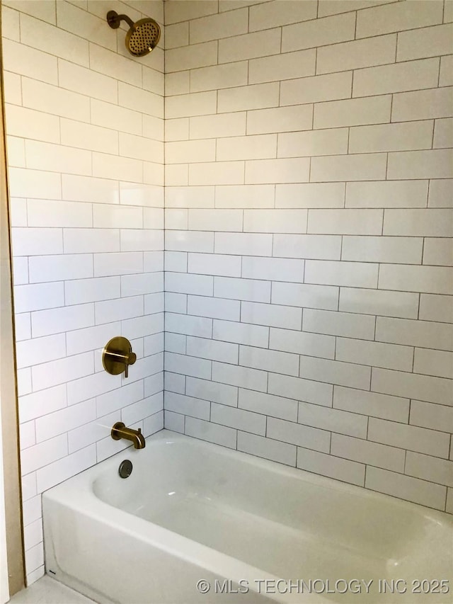 bathroom with tiled shower / bath