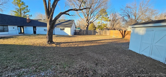 view of yard featuring a shed