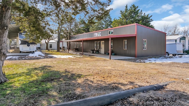 view of front of property featuring a front yard and a patio