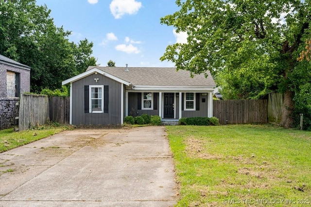 view of front of property featuring a front lawn