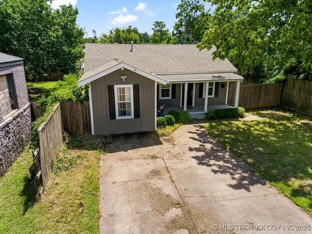 view of front of home featuring covered porch and a front lawn