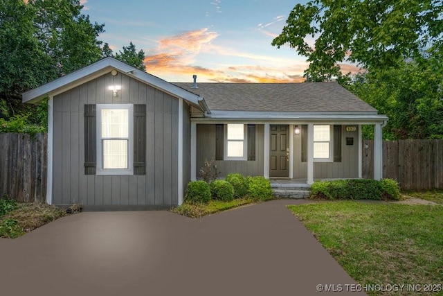 view of front of house featuring a lawn