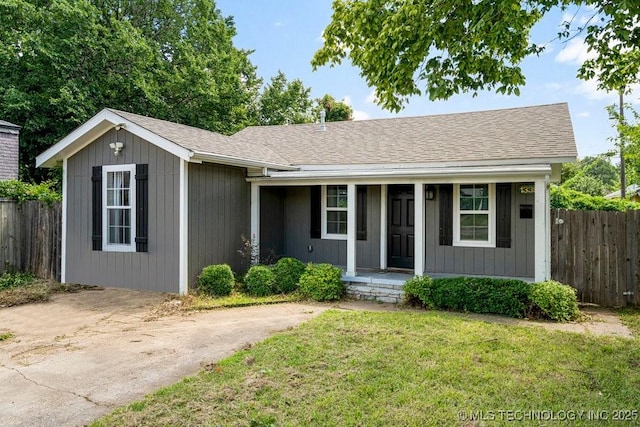 ranch-style house featuring a front lawn