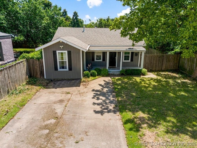 view of front of property featuring a front lawn and covered porch