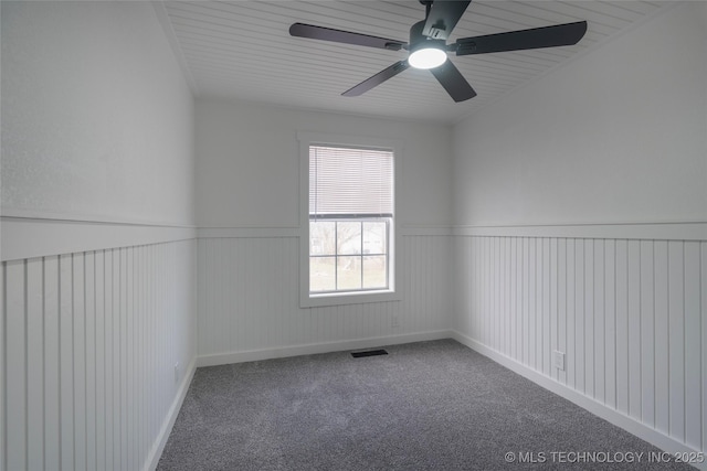 carpeted empty room featuring ceiling fan