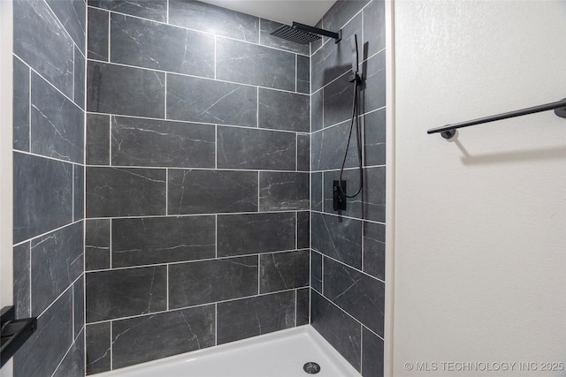 bathroom featuring tiled shower