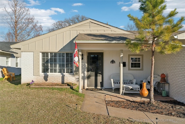 view of front of property with a front yard