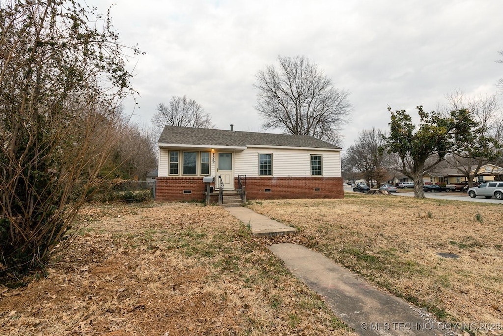 view of front of property with a front yard