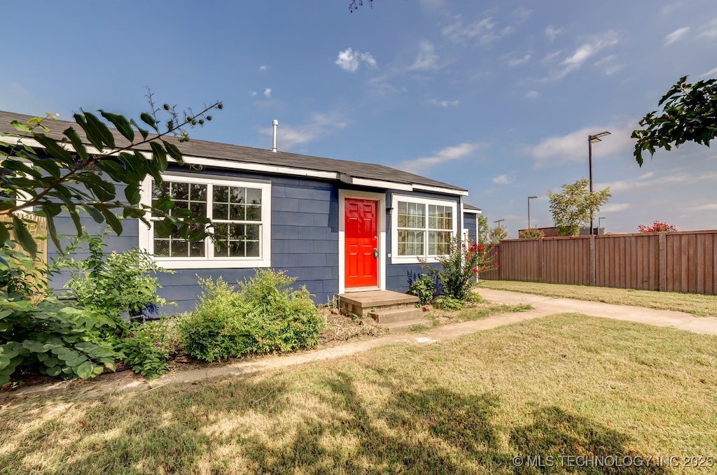 ranch-style house featuring a front lawn