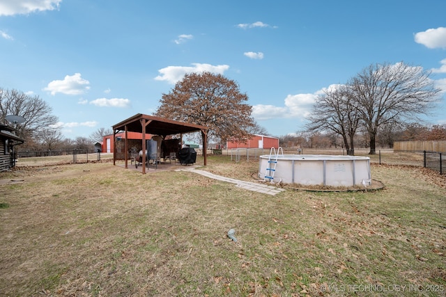 view of yard featuring a fenced in pool