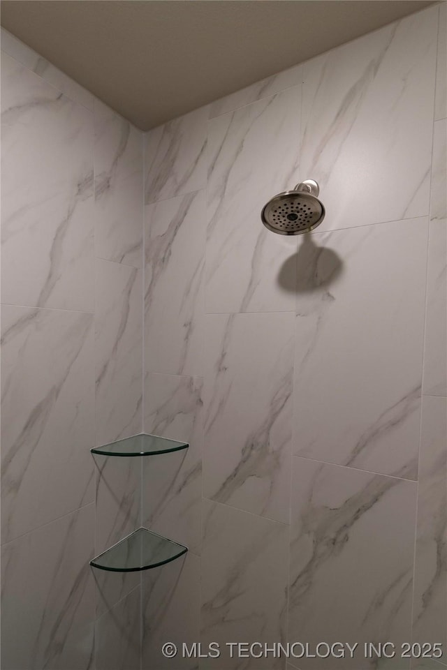 room details featuring a tile shower