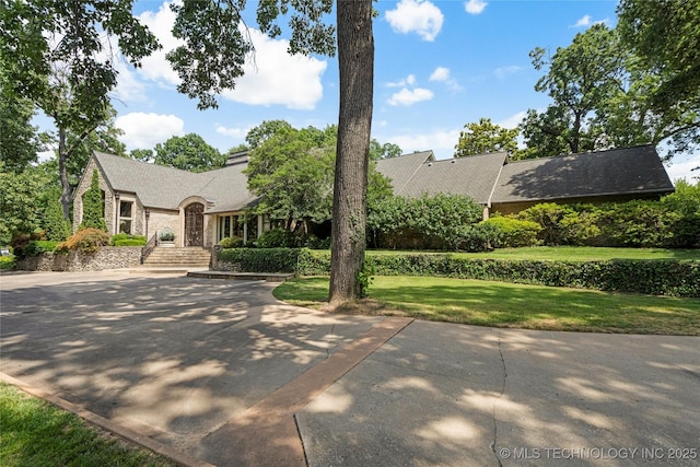 view of front facade with a front lawn