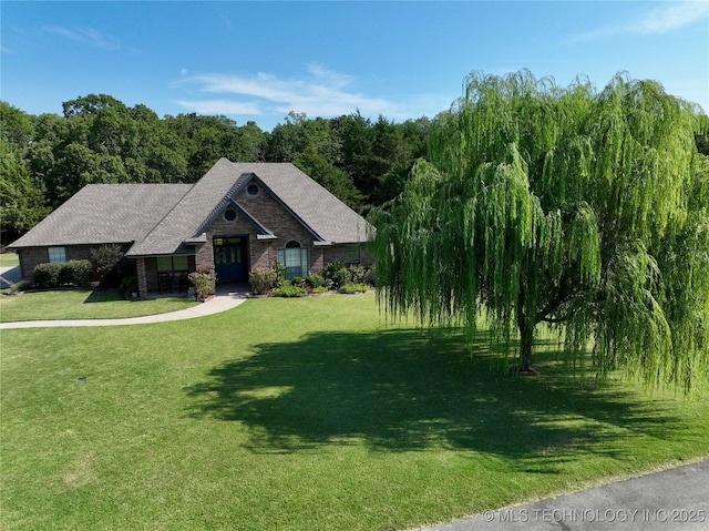 view of front of property featuring a front yard