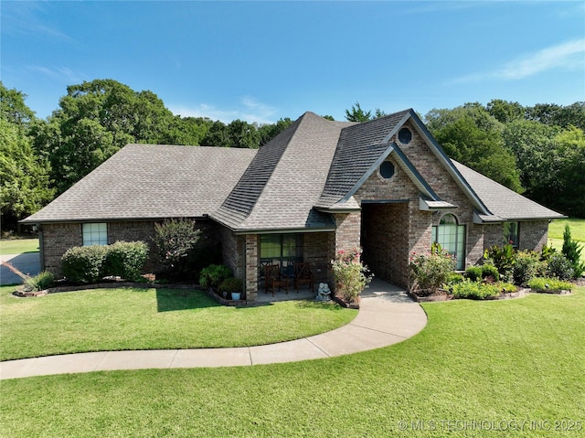 view of front of home featuring a front lawn