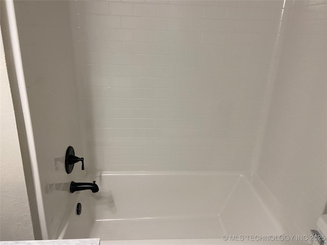 room details with tub / shower combination