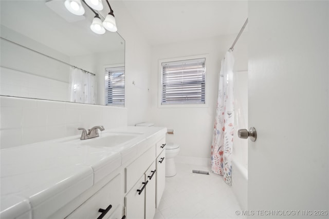 full bathroom with toilet, vanity, and shower / bath combo