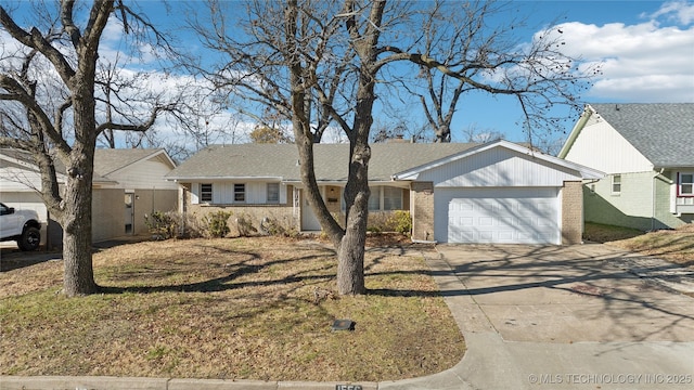 ranch-style house featuring a front lawn and a garage