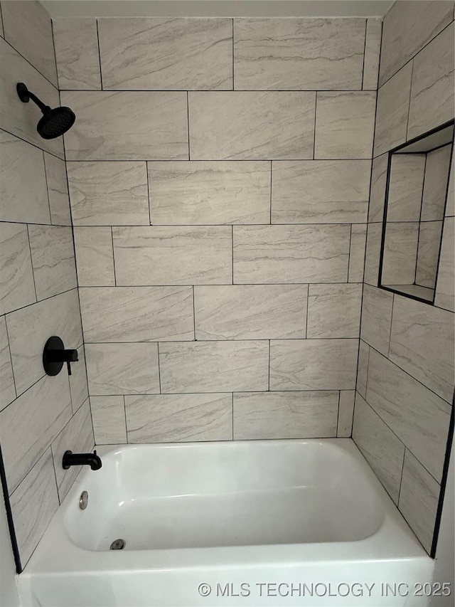 bathroom featuring tiled shower / bath combo